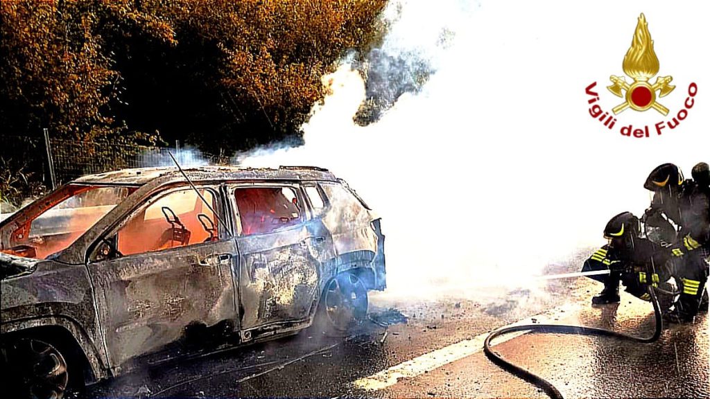 Auto in fiamme sull’A16 a Baiano: intervento dei Vigili del Fuoco, nessun ferito