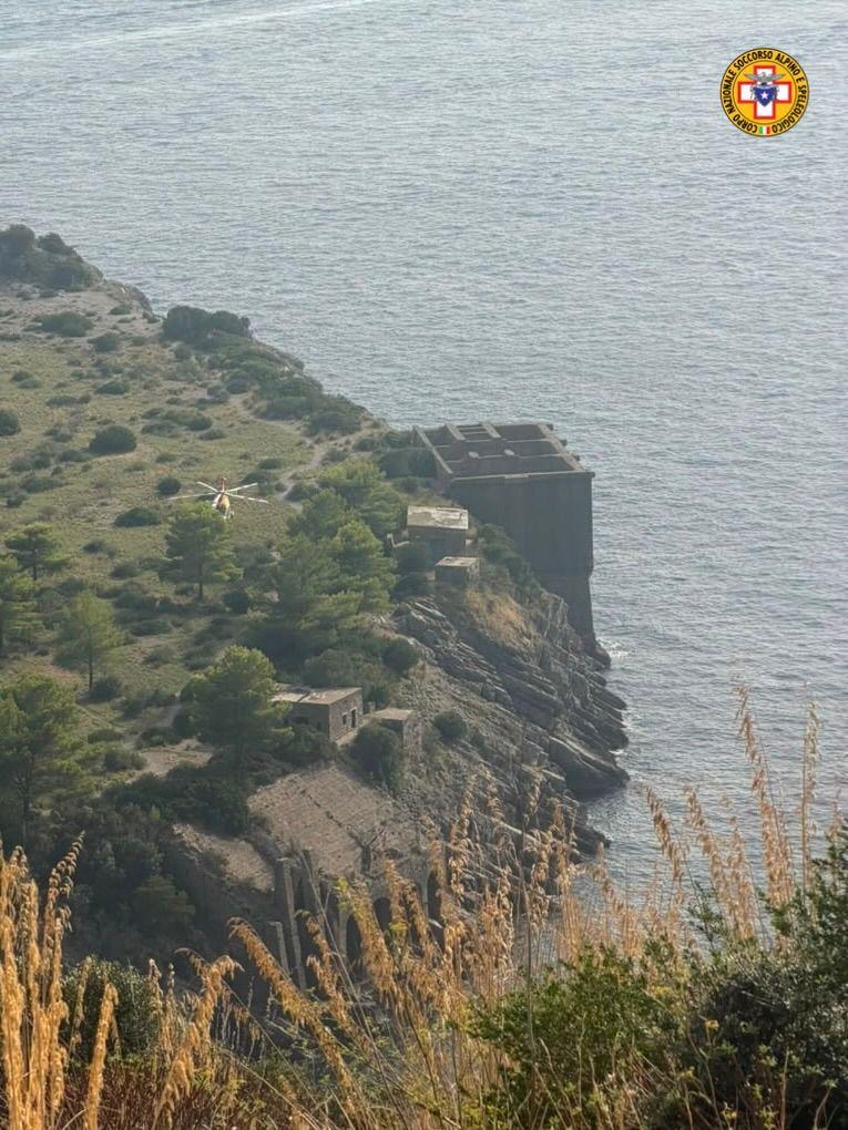 Tuffo alla Baia di Ieranto, giovane perde conoscenza dopo l’impatto in mare: salvato dal Soccorso Alpino Tuffo alla Baia di Ieranto, giovane perde conoscenza dopo l’impatto in mare: salvato dal Soccorso Alpino