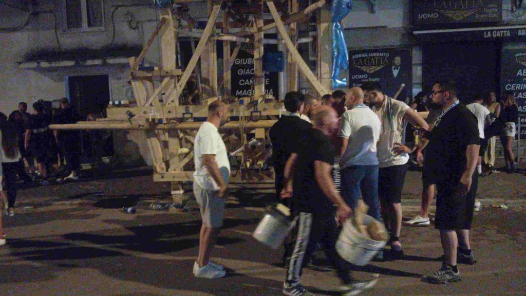 Brusciano, la Festa dei Gigli entra nel vivo: i sette obelischi raggiungono i loro “N’Puosto”