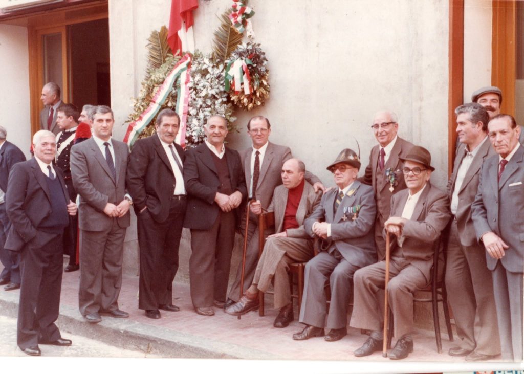 Baiano, la “tribuna d’onore” della piazza: volti, storie e nostalgia in una foto d’altri tempi