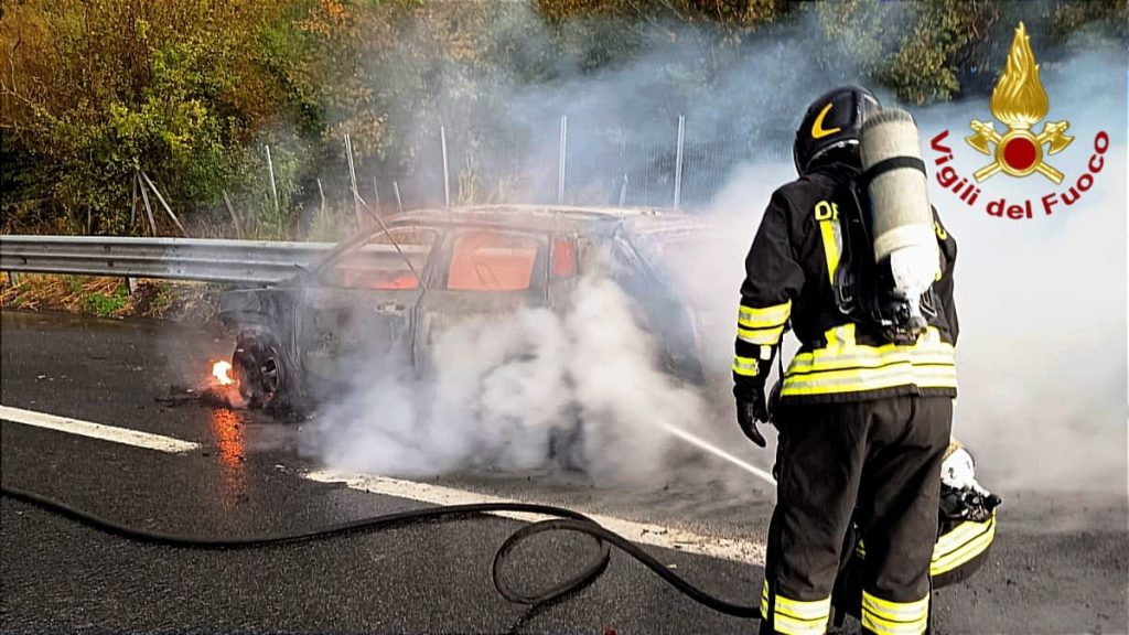 Auto in fiamme sull’A16 a Baiano: intervento dei Vigili del Fuoco, nessun ferito