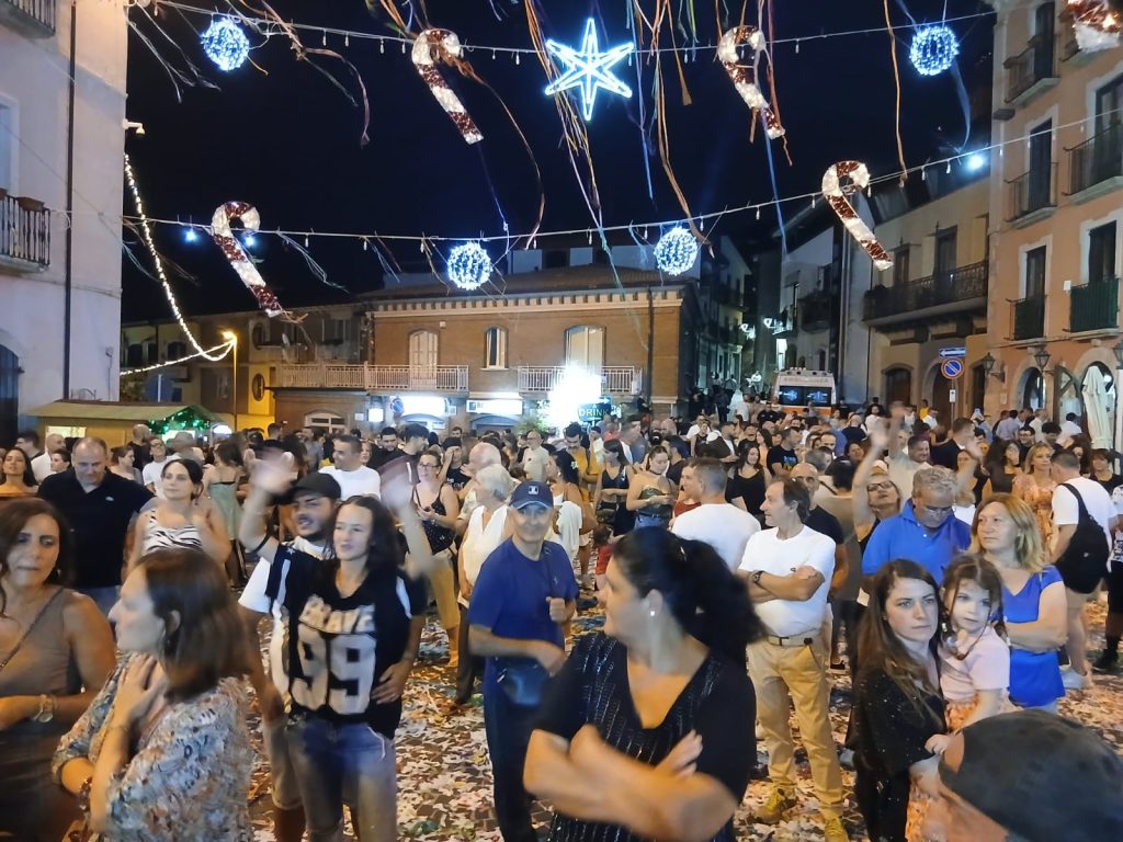 A MONTEFORTE IL CAPODANNO DESTATE. PIAZZA UMBERTO IL CUORE DELLA FESTA. IL SINDACO SIRICIO: SETTEMBRE IL MOMENTO DEI NUOVI INIZI