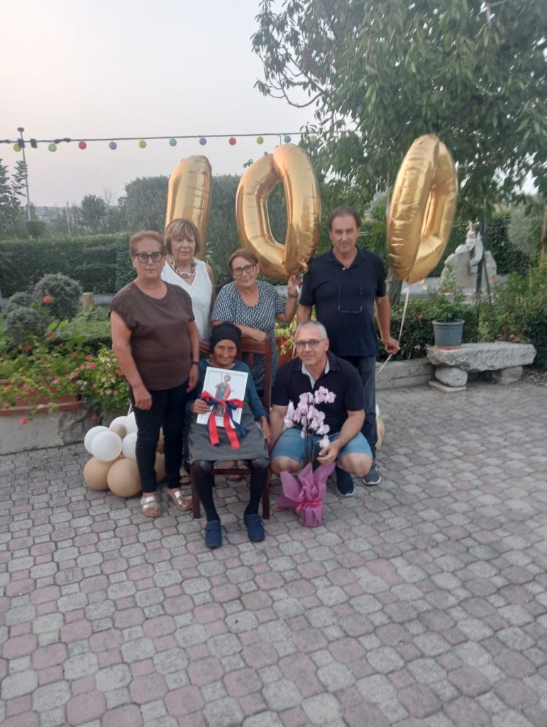 Flumeri festeggia i 100 anni di Antonia Michela Ianniciello: un secolo di vita e di ricordi Flumeri festeggia i 100 anni di Antonia Michela Ianniciello: un secolo di vita e di ricordi
