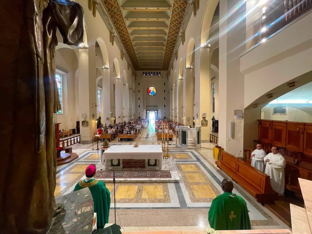 Montevergine, il caldo non scoraggia i pellegrini: Santuario pieno nella domenica delle Cresime
