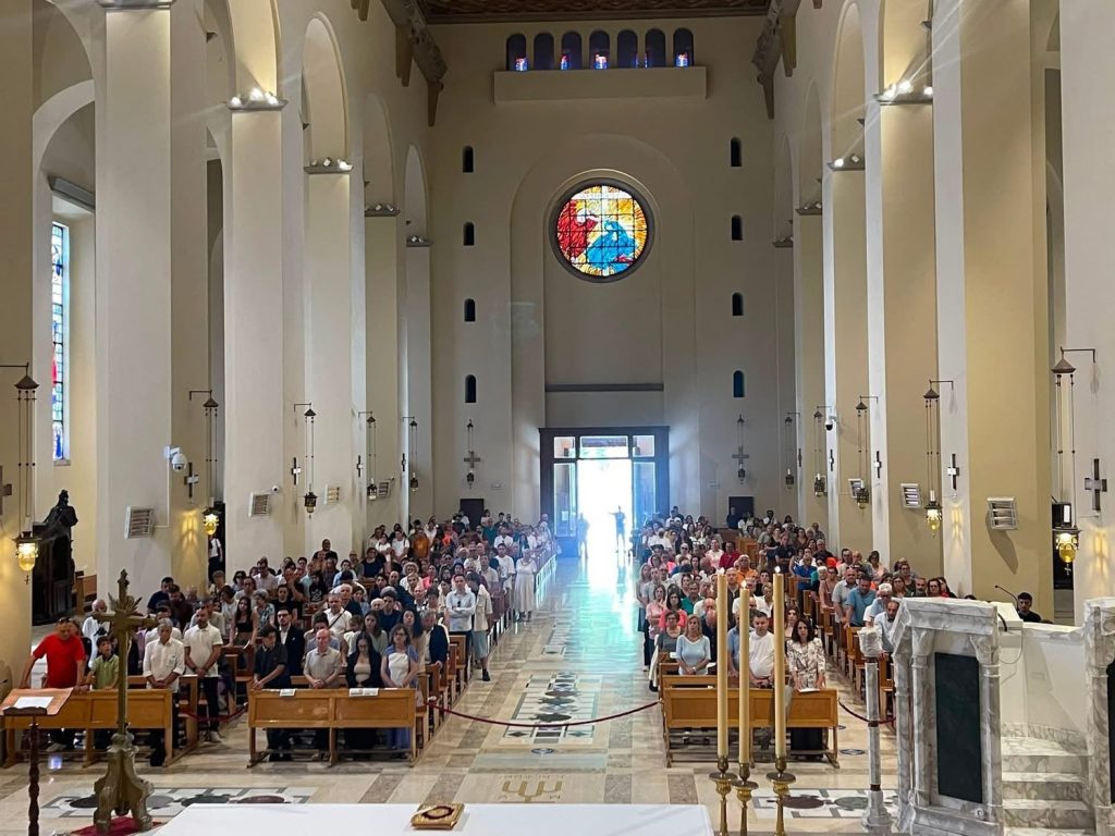 Montevergine, il caldo non scoraggia i pellegrini: Santuario pieno nella domenica delle Cresime