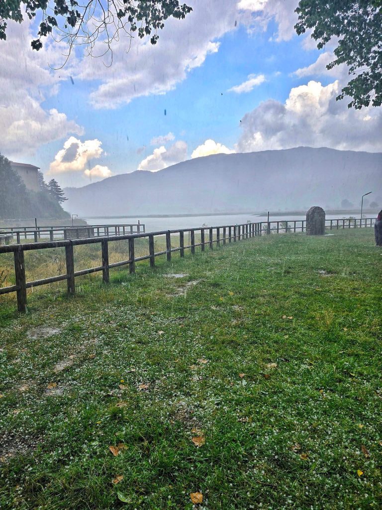 Laceno, il temporale d’estate sorprende turisti e residenti: grandine, pioggia e temperature giù in pochi minuti