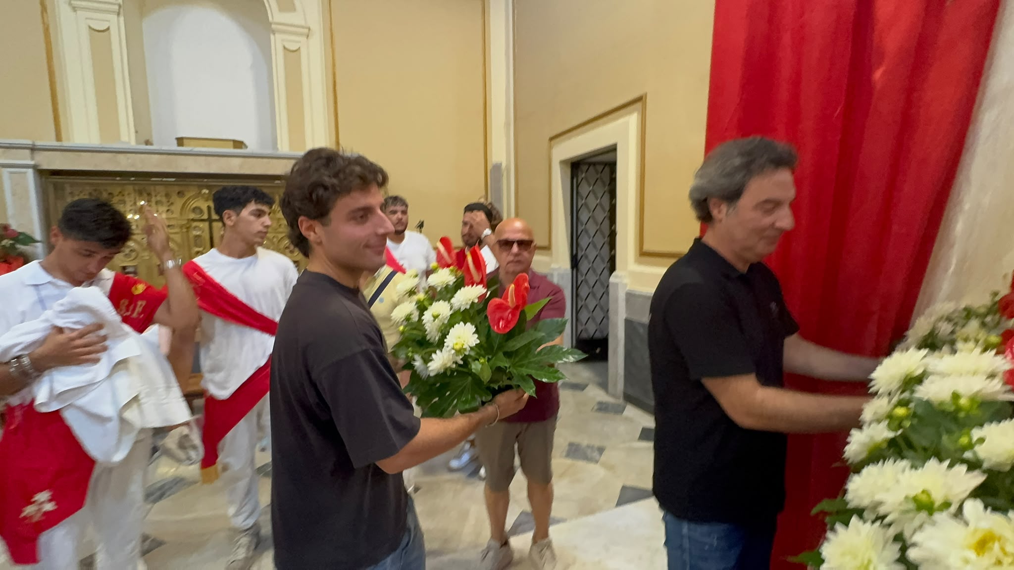 Tra fede e tradizione, la famiglia Tedeschi rinnova l’omaggio floreale a Santa Filomena (Foto e video)