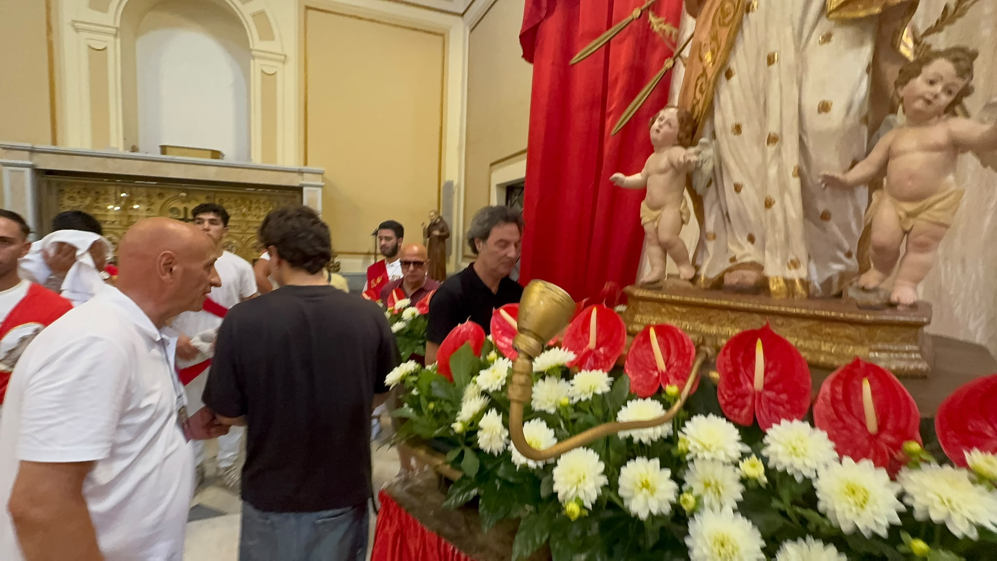 Tra fede e tradizione, la famiglia Tedeschi rinnova l’omaggio floreale a Santa Filomena (Foto e video)