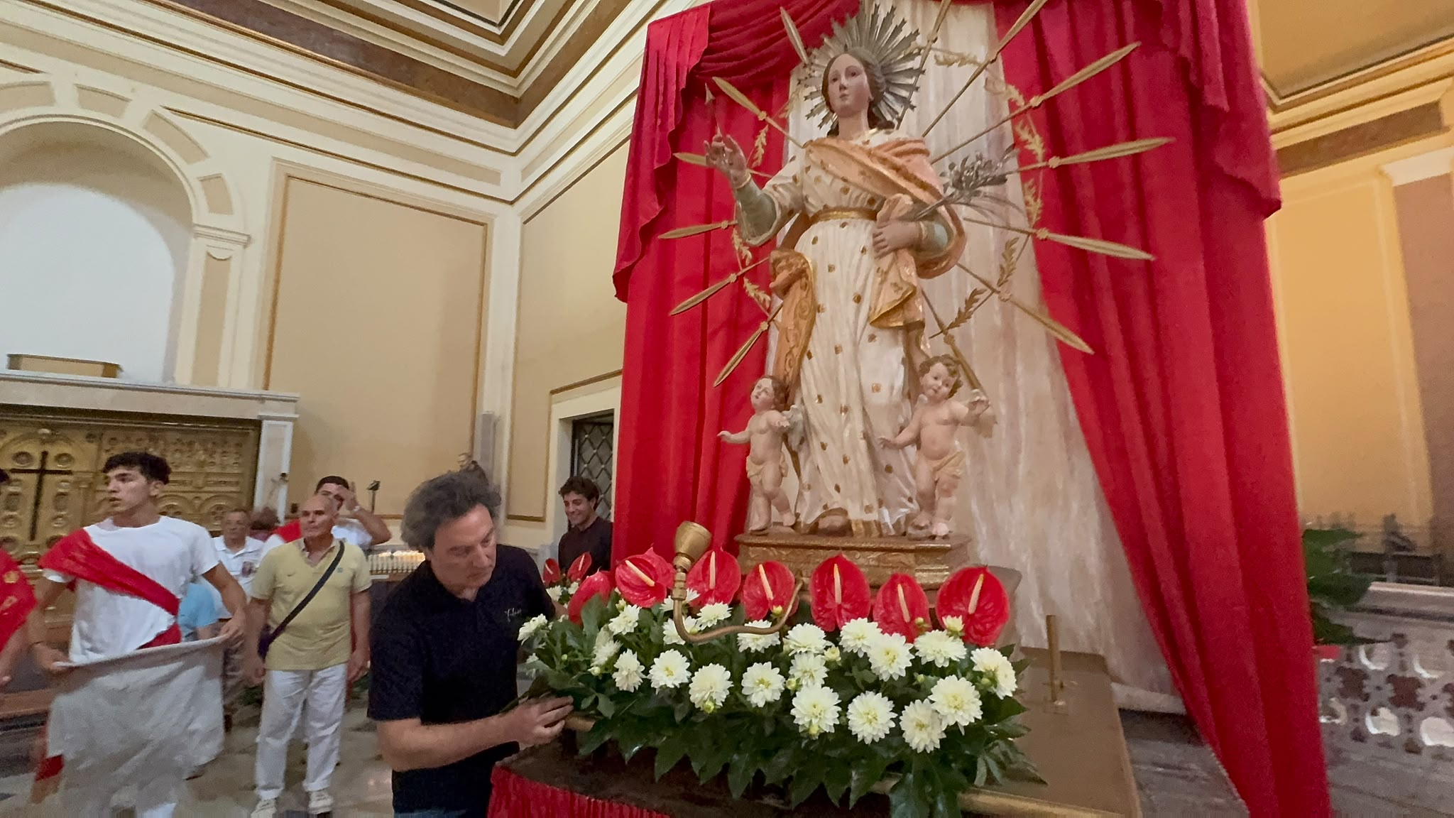 Tra fede e tradizione, la famiglia Tedeschi rinnova l’omaggio floreale a Santa Filomena (Foto e video)