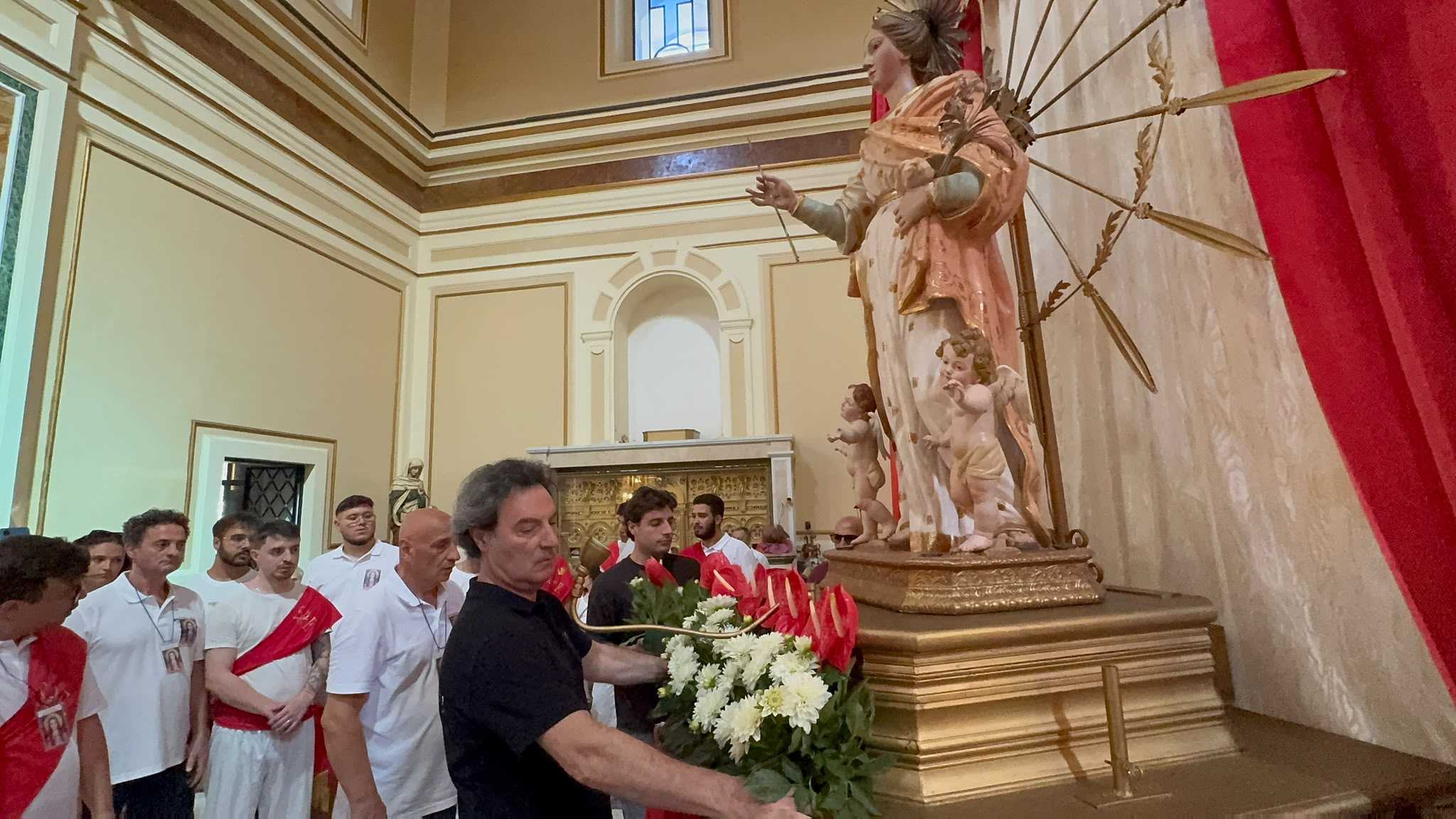 Tra fede e tradizione, la famiglia Tedeschi rinnova l’omaggio floreale a Santa Filomena (Foto e video)