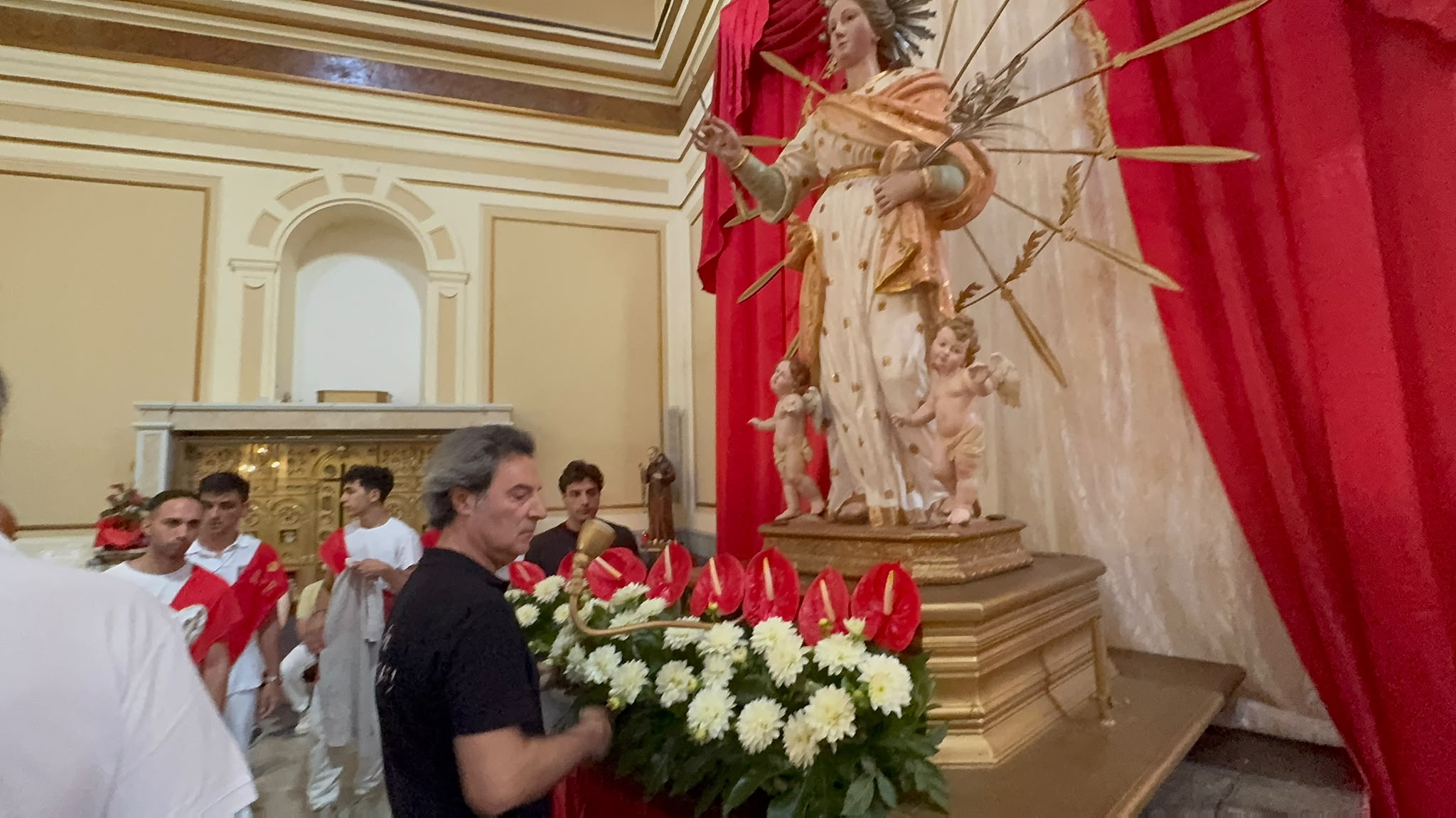 Tra fede e tradizione, la famiglia Tedeschi rinnova l’omaggio floreale a Santa Filomena (Foto e video)