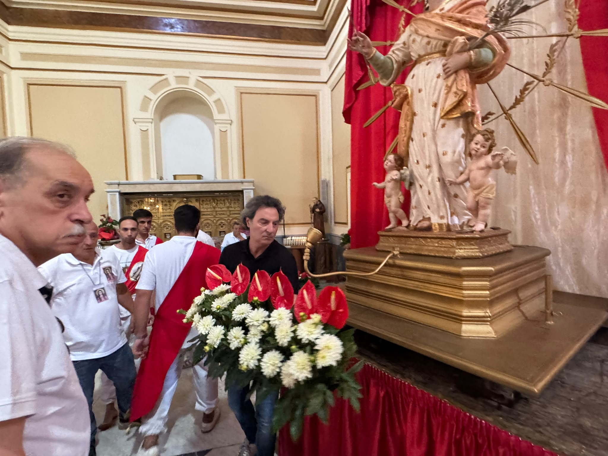 Tra fede e tradizione, la famiglia Tedeschi rinnova l’omaggio floreale a Santa Filomena (Foto e video)