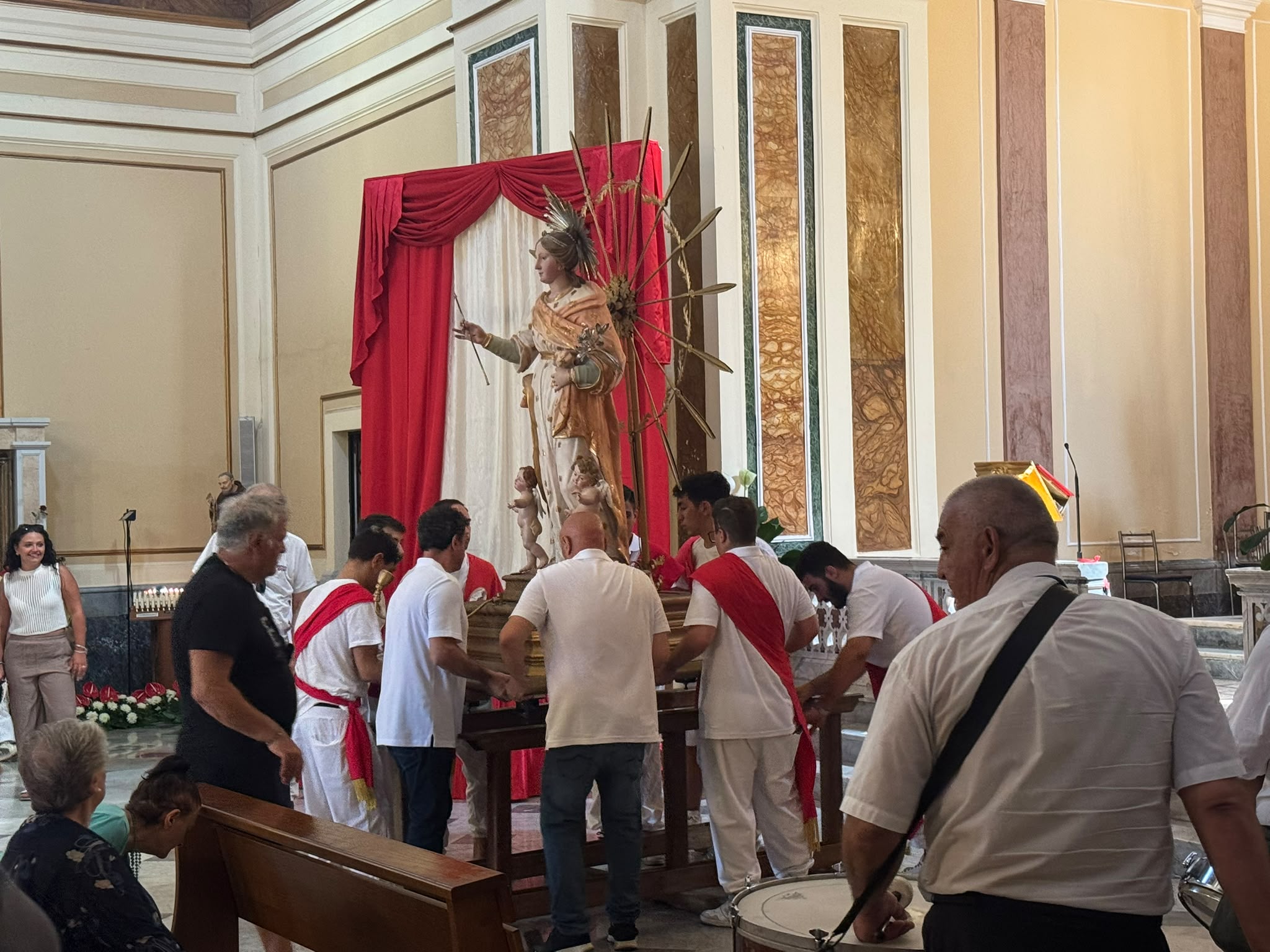 Tra fede e tradizione, la famiglia Tedeschi rinnova l’omaggio floreale a Santa Filomena (Foto e video)