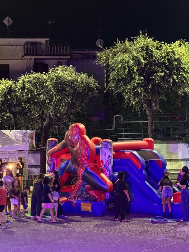 Baiano, “Yuppies in Tour” conquista anche la festa di Santo Stefano: piazza gremita tra supereroi, mascotte e divertimento Baiano, “Yuppies in Tour” conquista anche la festa di Santo Stefano: piazza gremita tra supereroi, mascotte e divertimento