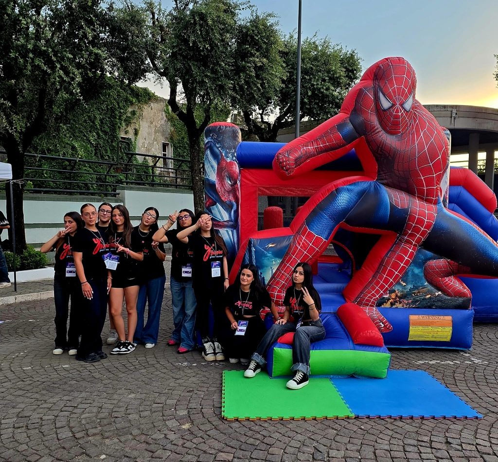 Baiano, “Yuppies in Tour” conquista anche la festa di Santo Stefano: piazza gremita tra supereroi, mascotte e divertimento Baiano, “Yuppies in Tour” conquista anche la festa di Santo Stefano: piazza gremita tra supereroi, mascotte e divertimento