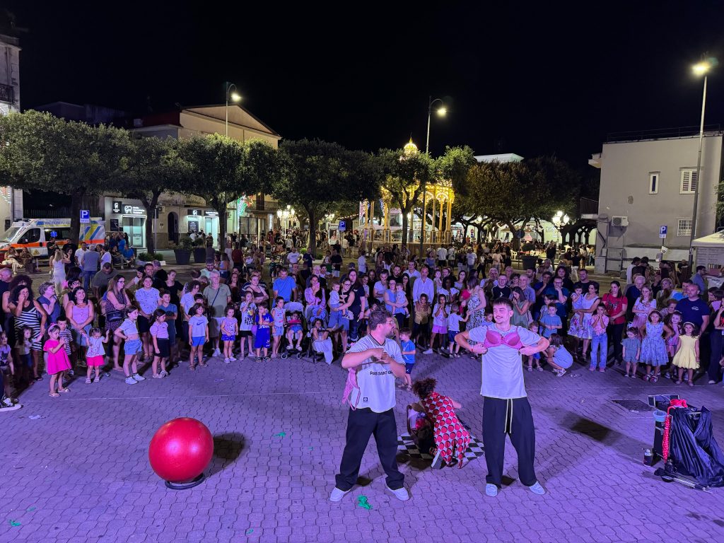 Baiano, “Yuppies in Tour” conquista anche la festa di Santo Stefano: piazza gremita tra supereroi, mascotte e divertimento Baiano, “Yuppies in Tour” conquista anche la festa di Santo Stefano: piazza gremita tra supereroi, mascotte e divertimento