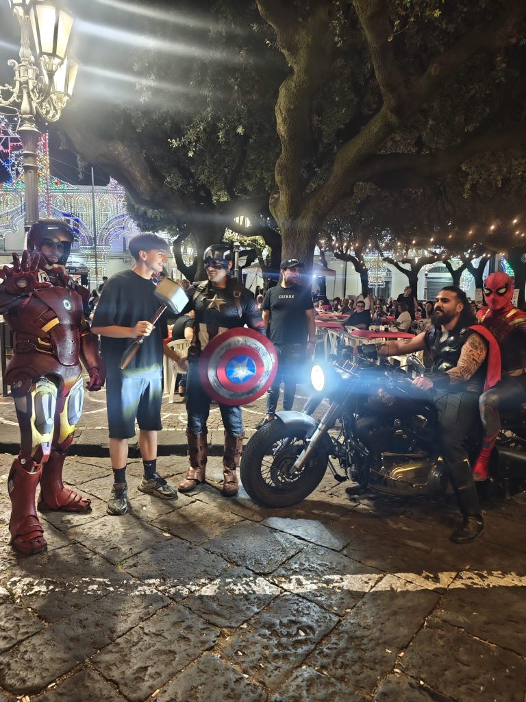 Baiano, “Yuppies in Tour” conquista anche la festa di Santo Stefano: piazza gremita tra supereroi, mascotte e divertimento Baiano, “Yuppies in Tour” conquista anche la festa di Santo Stefano: piazza gremita tra supereroi, mascotte e divertimento