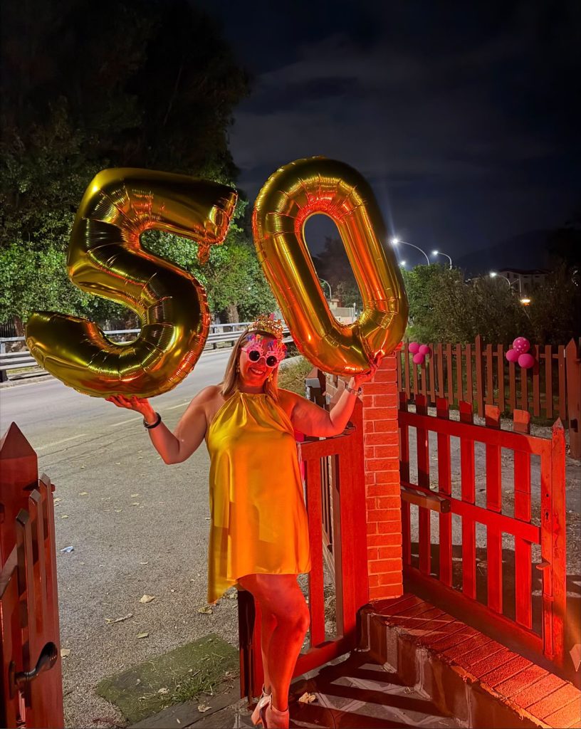 Avella in festa: Francesca Pedalino spegne 50 candeline tra sorrisi, affetto e tanta allegria