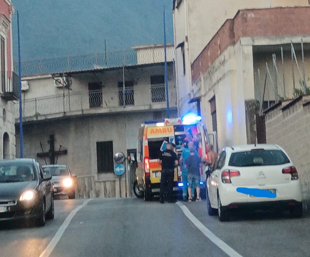 Avella, maxi rissa in pieno centro: aggredito anche un agente della Polizia Municipale Avella, maxi rissa in pieno centro: aggredito anche un agente della Polizia Municipale