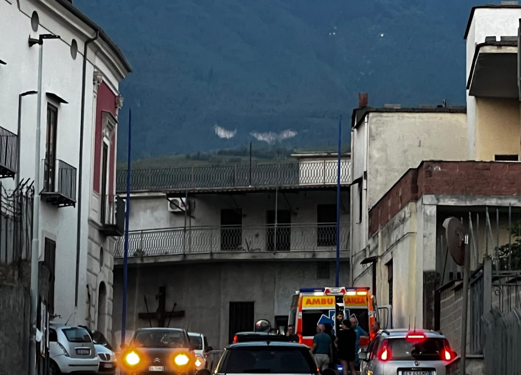 Avella, maxi rissa in pieno centro: aggredito anche un agente della Polizia Municipale Avella, maxi rissa in pieno centro: aggredito anche un agente della Polizia Municipale