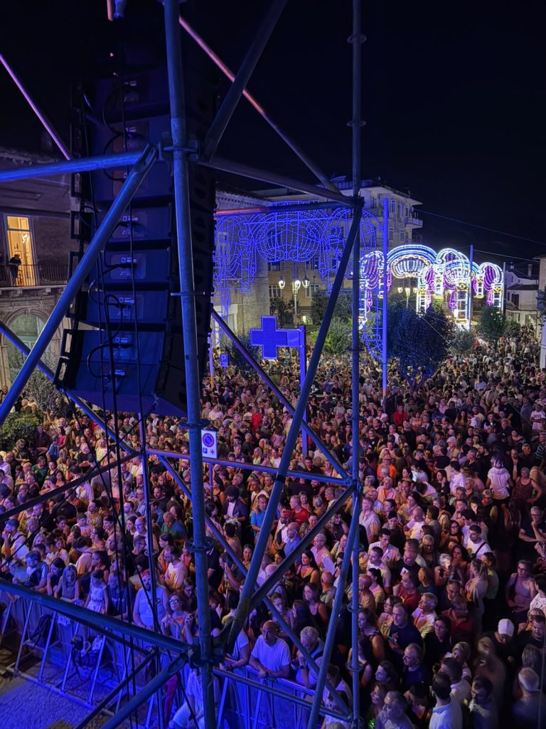 Forino (AV). Anna Tatangelo regala emozioni dinanzi ad un pubblico di 7.000 persone per i Festeggiamenti di San Nicola