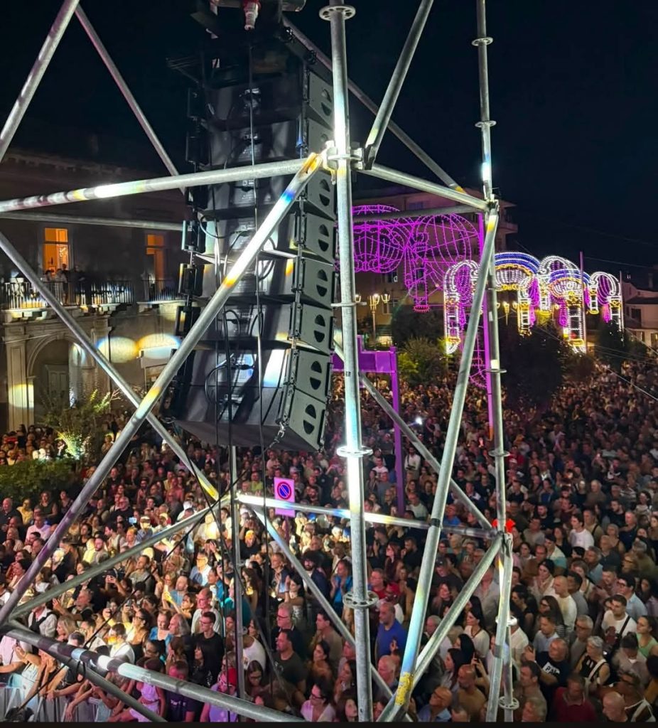 Forino (AV). Anna Tatangelo regala emozioni dinanzi ad un pubblico di 7.000 persone per i Festeggiamenti di San Nicola