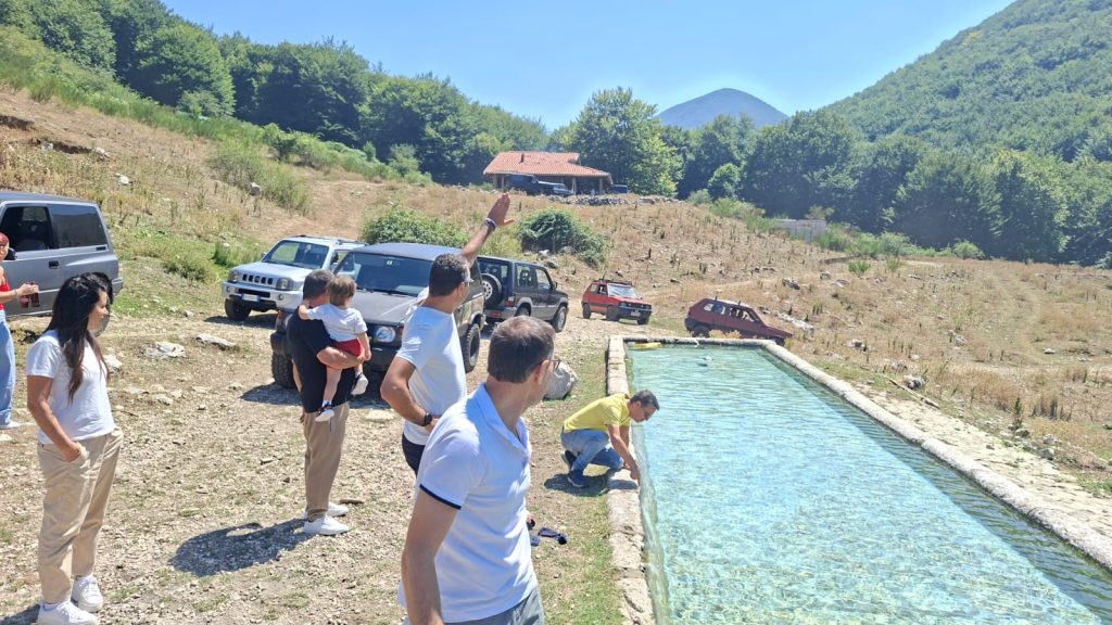 SUMMONTE. A Campo San Giovanni si rinnova la tradizione: volontari ripuliscono la vasca, poi il bagno rinfrescante SUMMONTE. A Campo San Giovanni si rinnova la tradizione: volontari ripuliscono la vasca, poi il bagno rinfrescante
