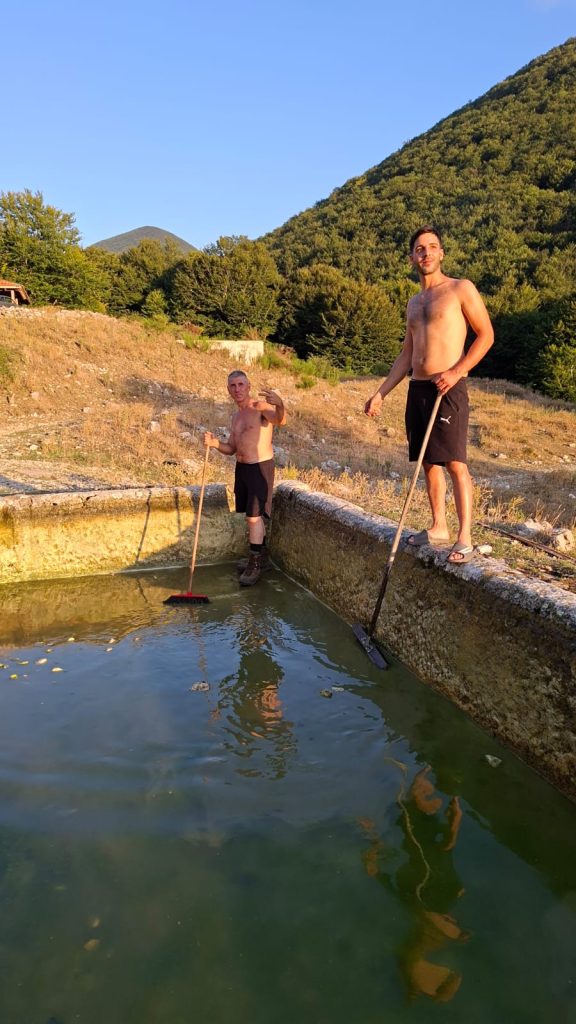SUMMONTE. A Campo San Giovanni si rinnova la tradizione: volontari ripuliscono la vasca, poi il bagno rinfrescante SUMMONTE. A Campo San Giovanni si rinnova la tradizione: volontari ripuliscono la vasca, poi il bagno rinfrescante