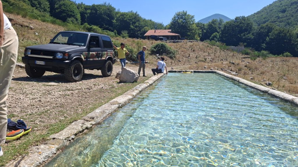 SUMMONTE. A Campo San Giovanni si rinnova la tradizione: volontari ripuliscono la vasca, poi il bagno rinfrescante SUMMONTE. A Campo San Giovanni si rinnova la tradizione: volontari ripuliscono la vasca, poi il bagno rinfrescante