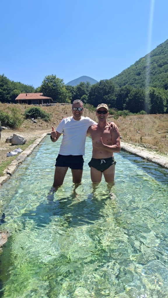 SUMMONTE. A Campo San Giovanni si rinnova la tradizione: volontari ripuliscono la vasca, poi il bagno rinfrescante SUMMONTE. A Campo San Giovanni si rinnova la tradizione: volontari ripuliscono la vasca, poi il bagno rinfrescante
