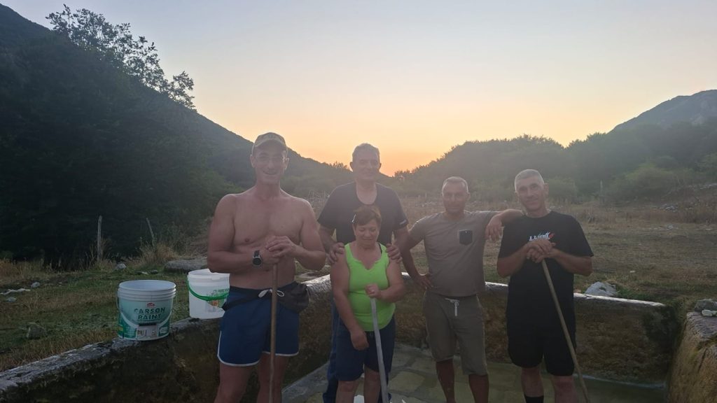 SUMMONTE. A Campo San Giovanni si rinnova la tradizione: volontari ripuliscono la vasca, poi il bagno rinfrescante SUMMONTE. A Campo San Giovanni si rinnova la tradizione: volontari ripuliscono la vasca, poi il bagno rinfrescante