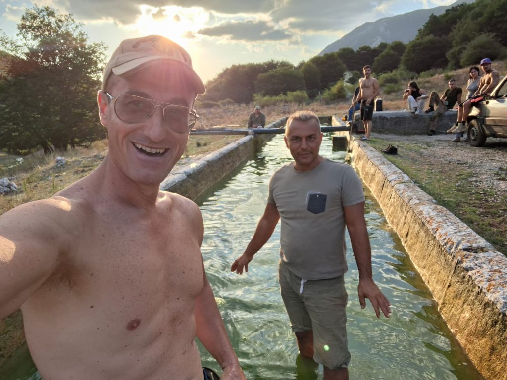SUMMONTE. A Campo San Giovanni si rinnova la tradizione: volontari ripuliscono la vasca, poi il bagno rinfrescante SUMMONTE. A Campo San Giovanni si rinnova la tradizione: volontari ripuliscono la vasca, poi il bagno rinfrescante