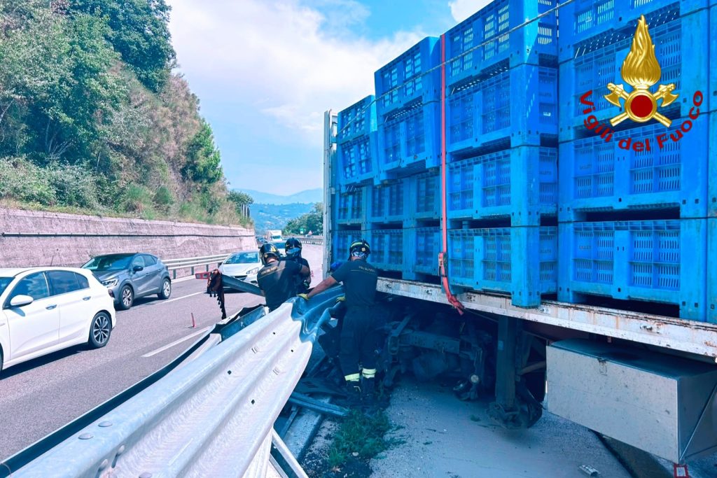 Incidente sull’A16, autoarticolato esce di strada e resta incastrato nel guardrail: conducente soccorso Incidente sull’A16, autoarticolato esce di strada e resta incastrato nel guardrail: conducente soccorso