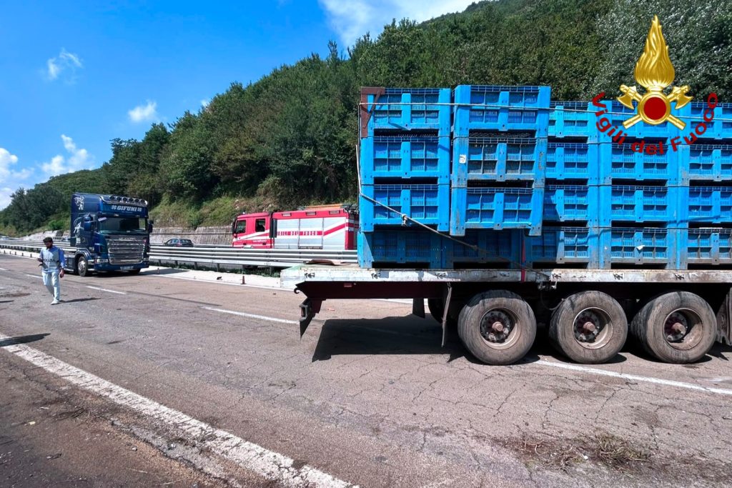 Incidente sull’A16, autoarticolato esce di strada e resta incastrato nel guardrail: conducente soccorso Incidente sull’A16, autoarticolato esce di strada e resta incastrato nel guardrail: conducente soccorso