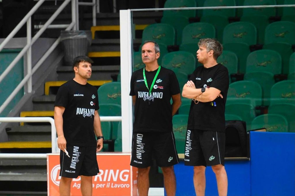 Avellino Basket, si ricomincia: palloni sul parquet e primo abbraccio del popolo biancoverde