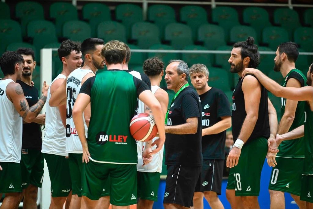 Avellino Basket, si ricomincia: palloni sul parquet e primo abbraccio del popolo biancoverde