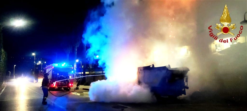 Montoro, autocarro per il trasporto rifiuti avvolto dalle fiamme sulla SP 90: incendio sfiora una struttura ricettiva Montoro, autocarro per il trasporto rifiuti avvolto dalle fiamme sulla SP 90: incendio sfiora una struttura ricettiva