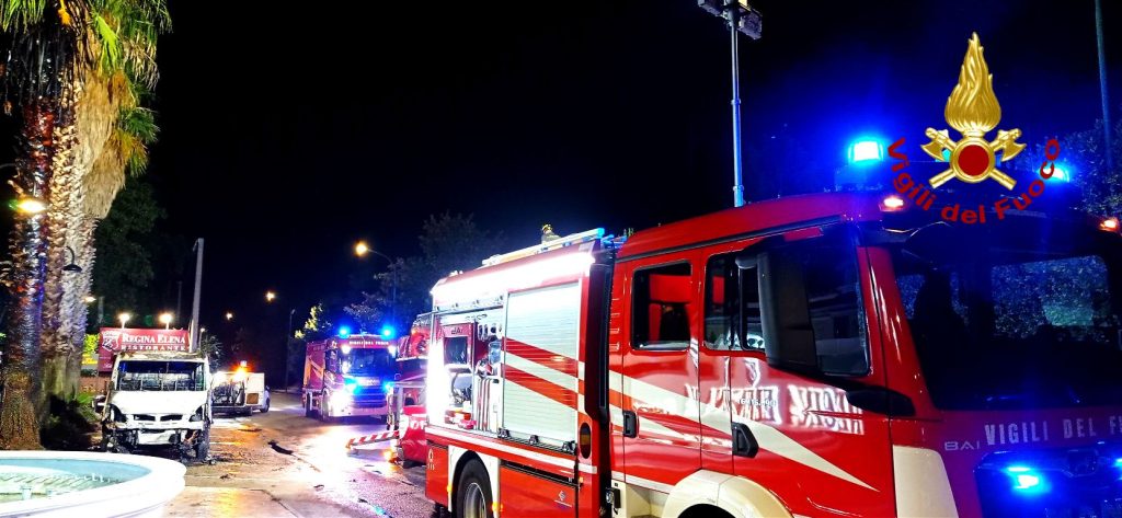 Montoro, autocarro per il trasporto rifiuti avvolto dalle fiamme sulla SP 90: incendio sfiora una struttura ricettiva Montoro, autocarro per il trasporto rifiuti avvolto dalle fiamme sulla SP 90: incendio sfiora una struttura ricettiva