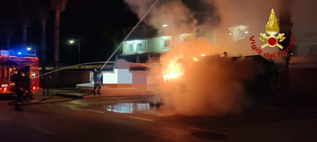 Montoro, autocarro per il trasporto rifiuti avvolto dalle fiamme sulla SP 90: incendio sfiora una struttura ricettiva Montoro, autocarro per il trasporto rifiuti avvolto dalle fiamme sulla SP 90: incendio sfiora una struttura ricettiva