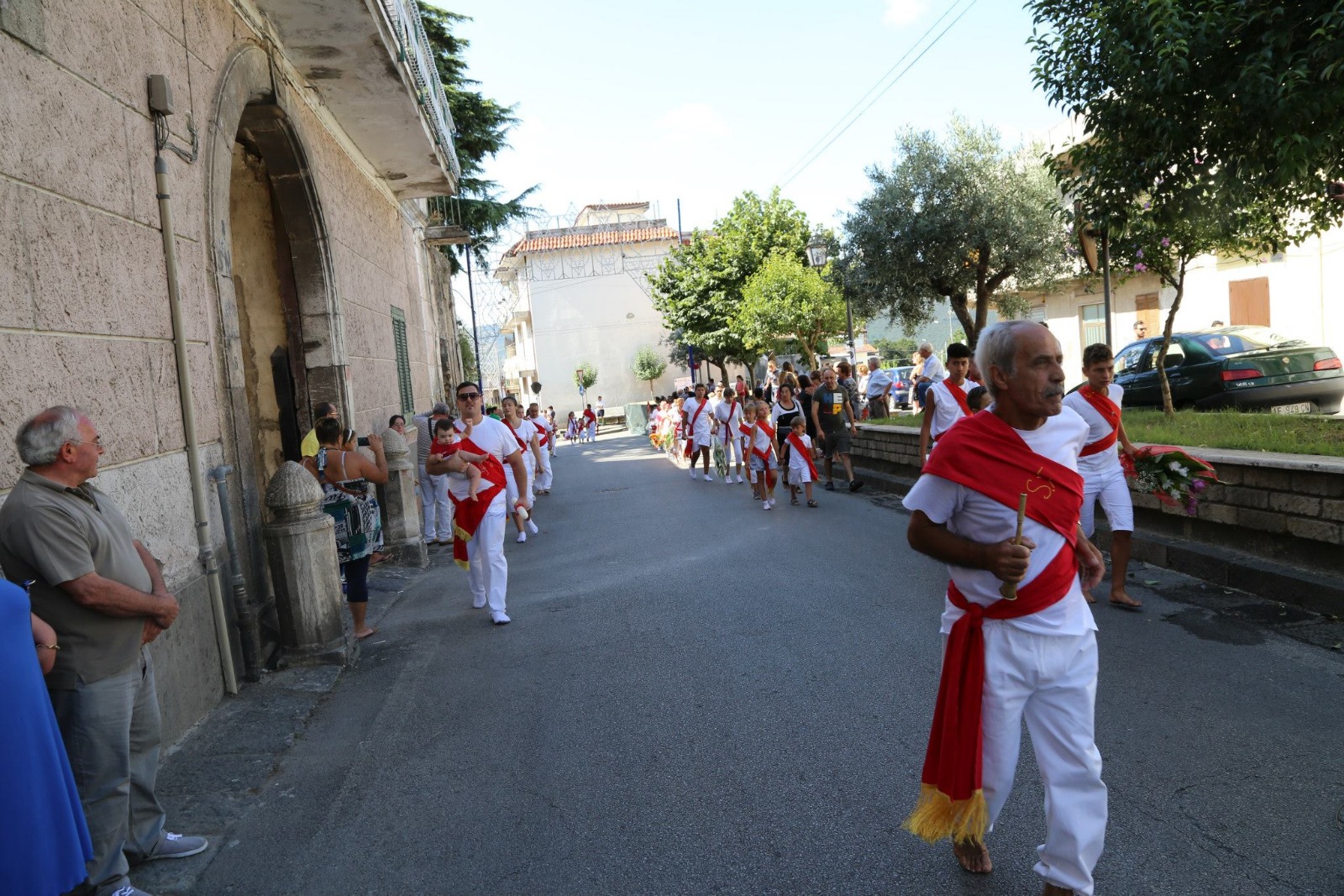 Quadrelle, dal 1985 sulla stessa strada: i Battenti di San Giovanni ripartono dalla fede e dalle nuove generazioni Quadrelle, dal 1985 sulla stessa strada: i Battenti di San Giovanni ripartono dalla fede e dalle nuove generazioni