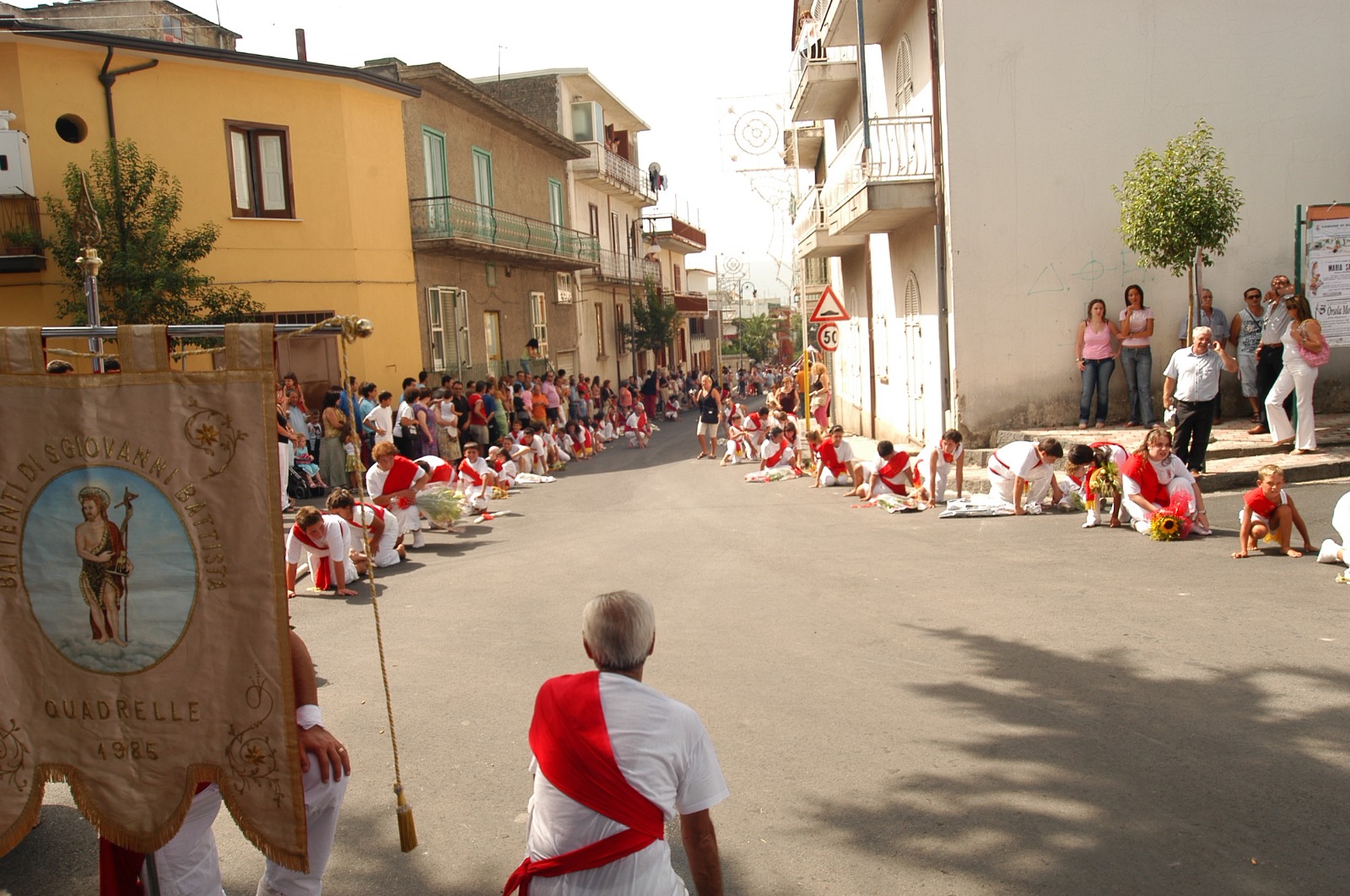 Quadrelle, dal 1985 sulla stessa strada: i Battenti di San Giovanni ripartono dalla fede e dalle nuove generazioni Quadrelle, dal 1985 sulla stessa strada: i Battenti di San Giovanni ripartono dalla fede e dalle nuove generazioni