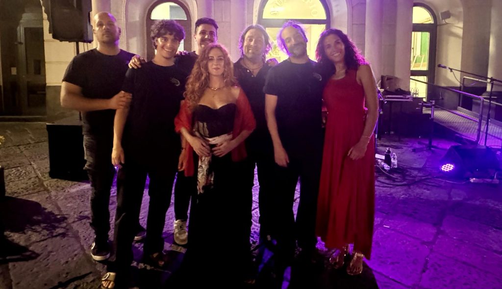 Mugnano del Cardinale, la piazza danza con gli Almaterra: una notte di musica, radici e partecipazione
