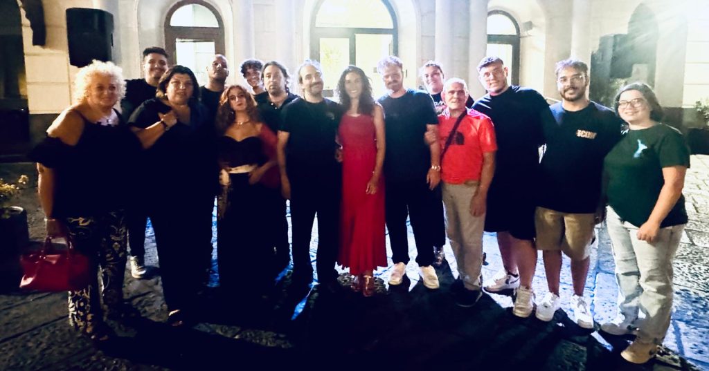Mugnano del Cardinale, la piazza danza con gli Almaterra: una notte di musica, radici e partecipazione Mugnano del Cardinale, la piazza danza con gli Almaterra: una notte di musica, radici e partecipazione