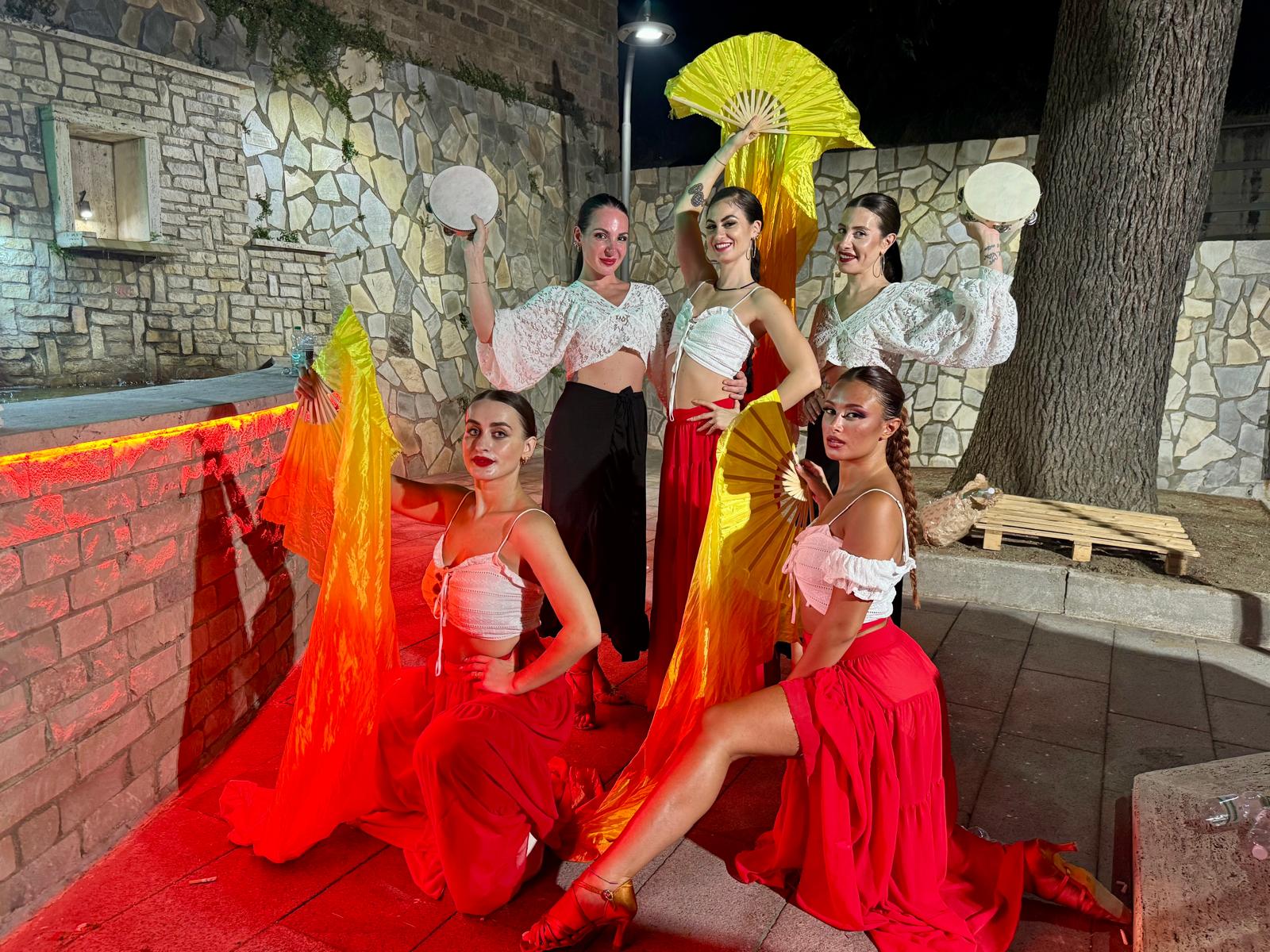 Quadrelle esplode di energia con TaranTerra: musica, balli e una piazza travolta dalla festa (FOTO) Quadrelle esplode di energia con TaranTerra: musica, balli e una piazza travolta dalla festa (FOTO)