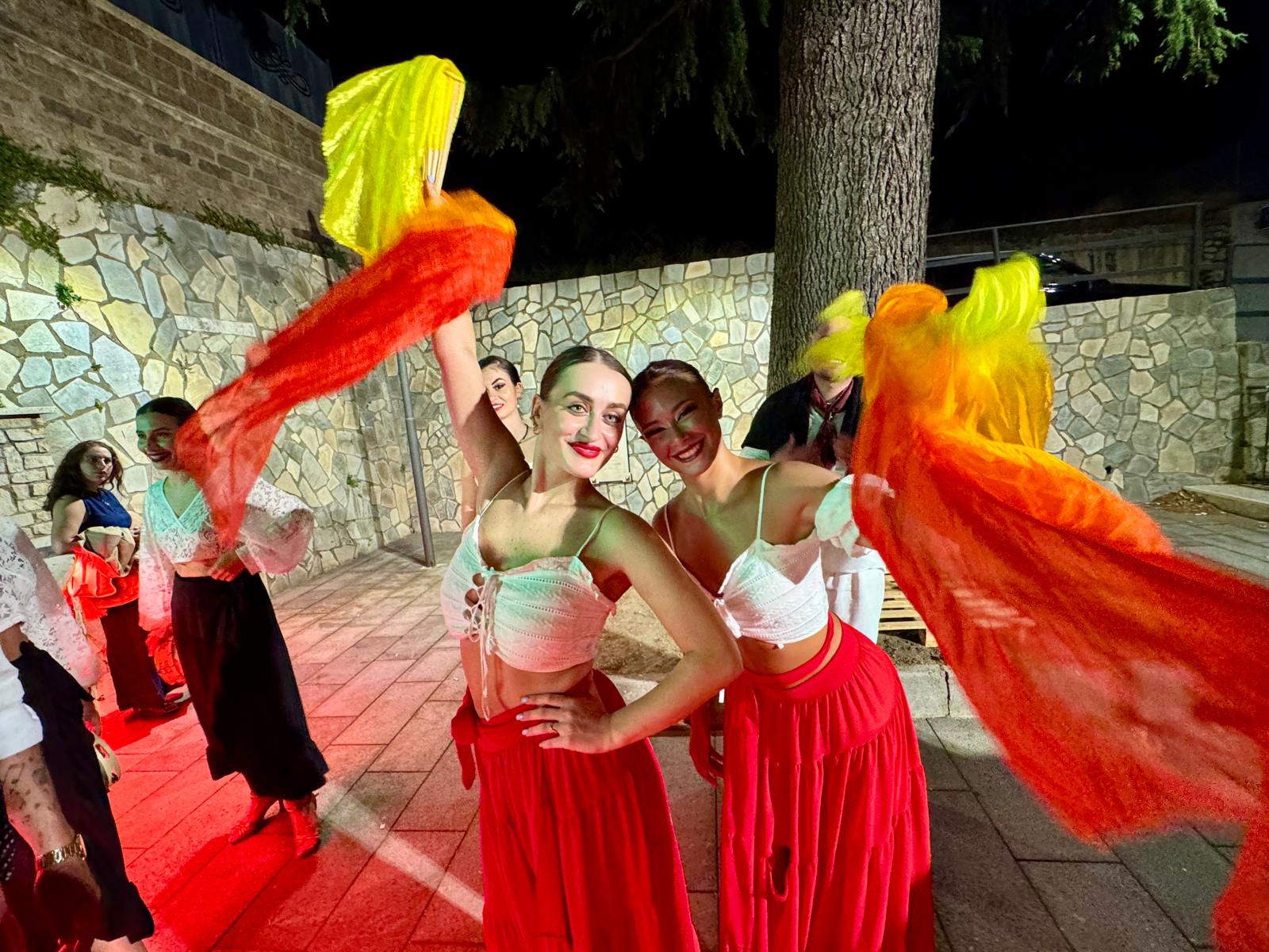 Quadrelle esplode di energia con TaranTerra: musica, balli e una piazza travolta dalla festa (FOTO) Quadrelle esplode di energia con TaranTerra: musica, balli e una piazza travolta dalla festa (FOTO)