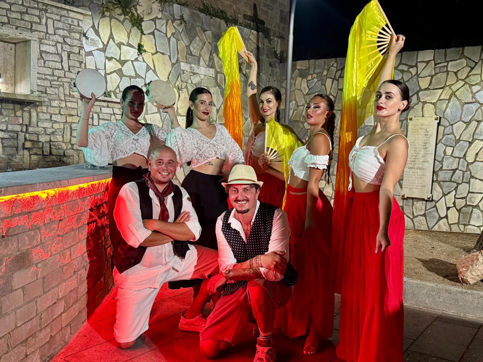 Quadrelle esplode di energia con TaranTerra: musica, balli e una piazza travolta dalla festa (FOTO) Quadrelle esplode di energia con TaranTerra: musica, balli e una piazza travolta dalla festa (FOTO)