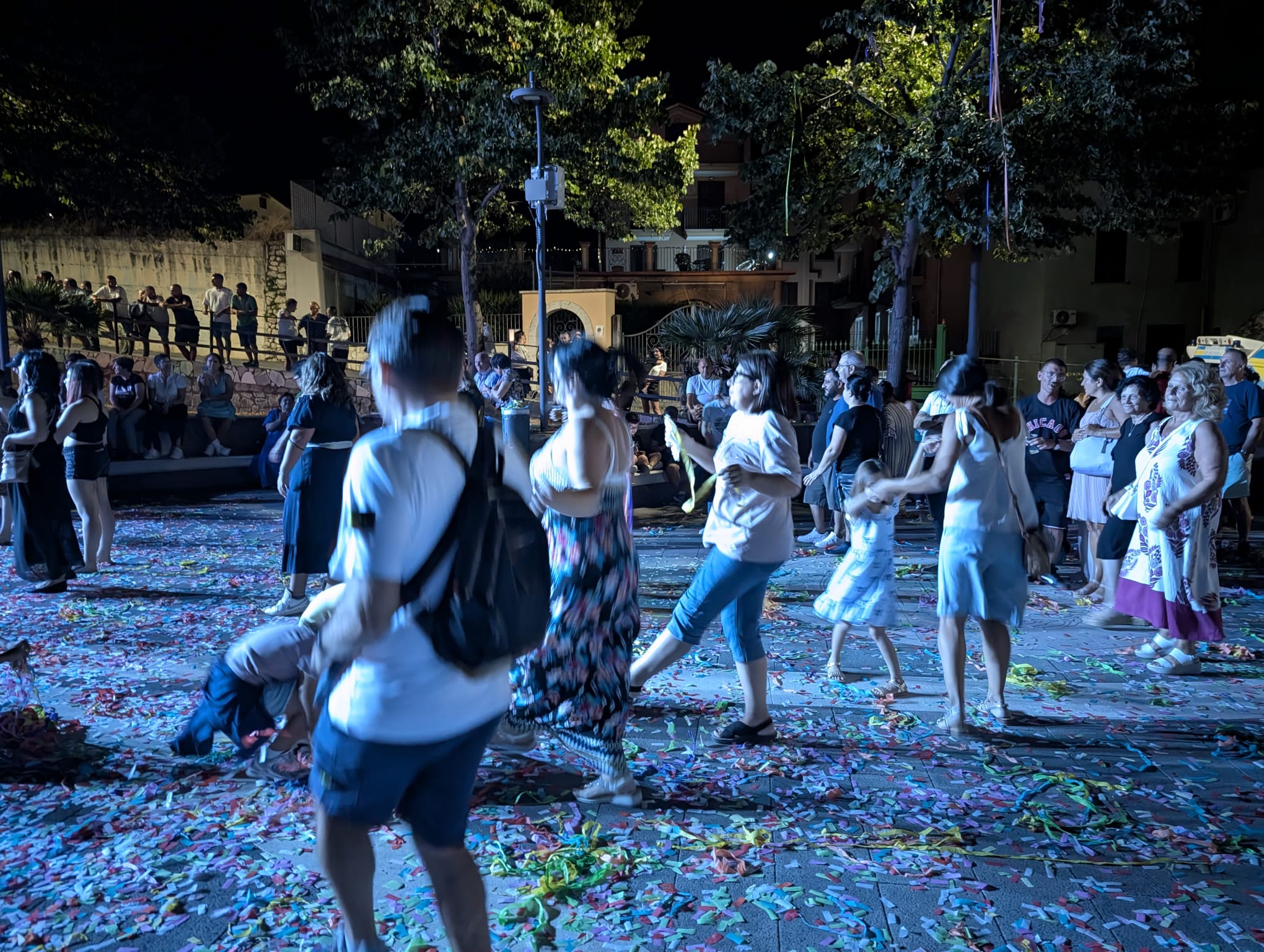 Quadrelle esplode di energia con TaranTerra: musica, balli e una piazza travolta dalla festa (FOTO) Quadrelle esplode di energia con TaranTerra: musica, balli e una piazza travolta dalla festa (FOTO)