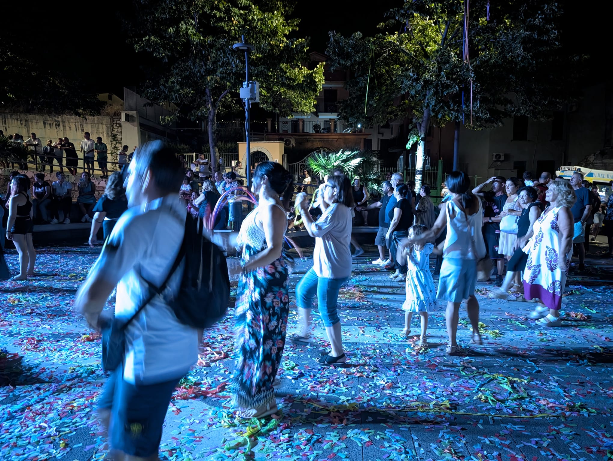 Quadrelle esplode di energia con TaranTerra: musica, balli e una piazza travolta dalla festa (FOTO) Quadrelle esplode di energia con TaranTerra: musica, balli e una piazza travolta dalla festa (FOTO)
