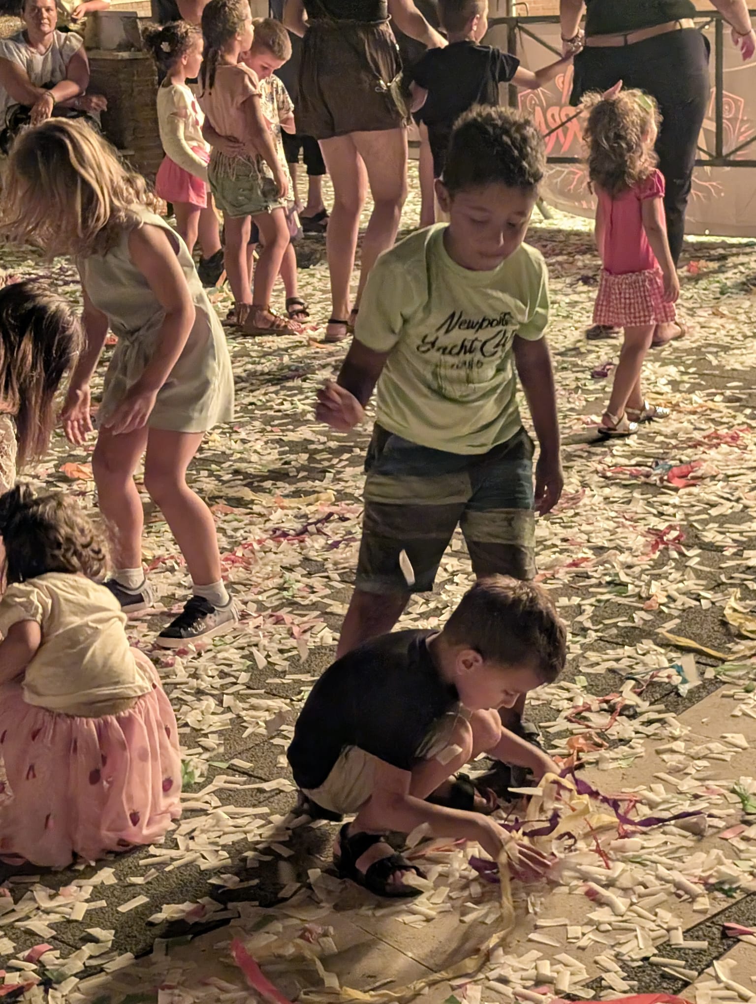 Quadrelle esplode di energia con TaranTerra: musica, balli e una piazza travolta dalla festa (FOTO) Quadrelle esplode di energia con TaranTerra: musica, balli e una piazza travolta dalla festa (FOTO)