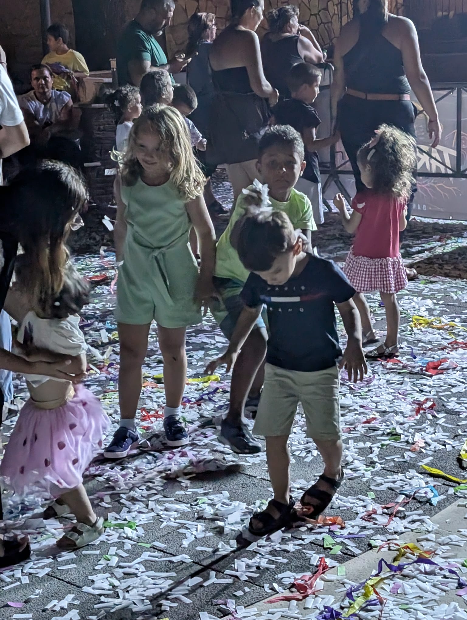 Quadrelle esplode di energia con TaranTerra: musica, balli e una piazza travolta dalla festa (FOTO) Quadrelle esplode di energia con TaranTerra: musica, balli e una piazza travolta dalla festa (FOTO)